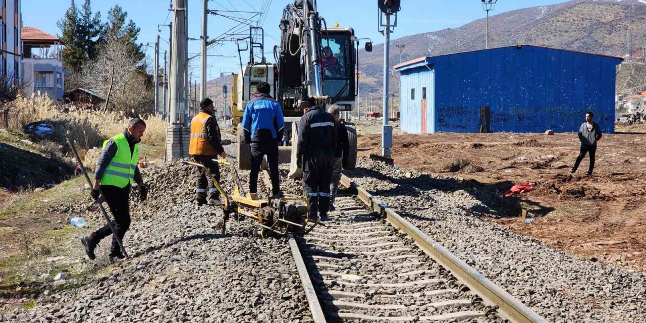 Depremler bin 275 kilometrelik demir yolu hattına hasar verdi