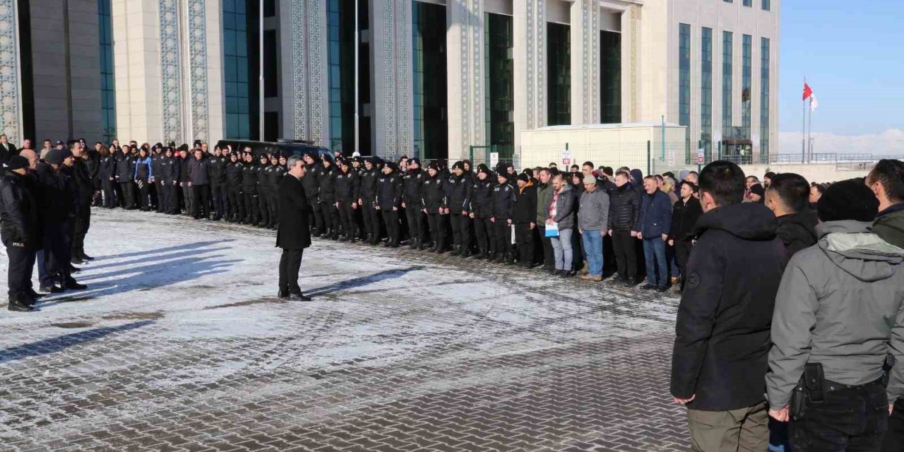 300 polis dualarla yardım için deprem bölgesine gönderildi