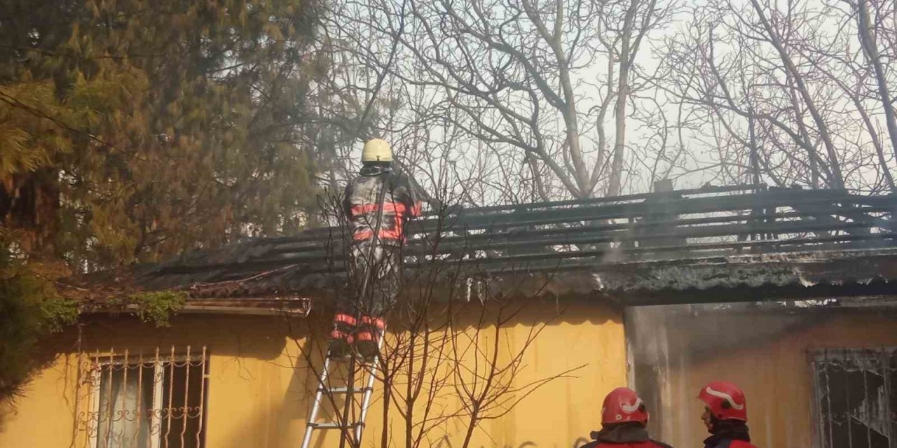 Tek katlı evde çıkan yangın söndürüldü