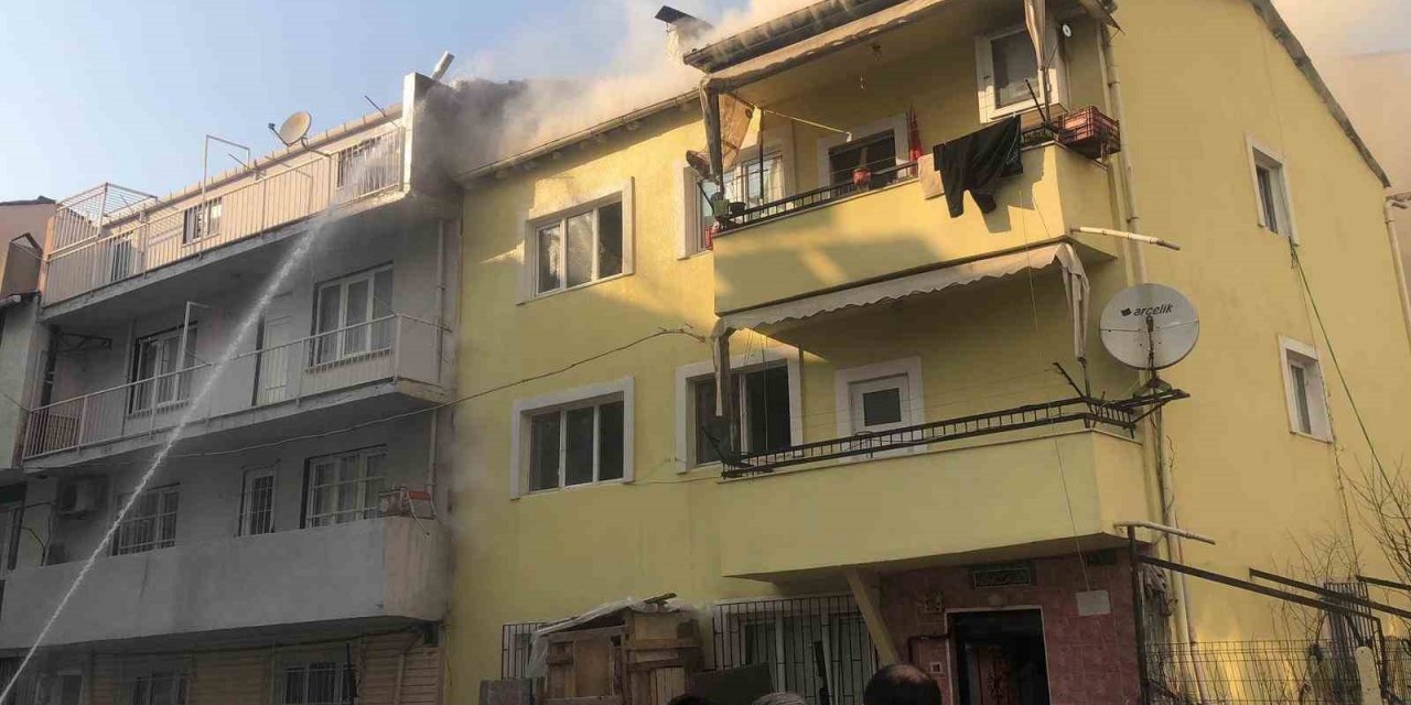 3 katlı binada yangın paniği
