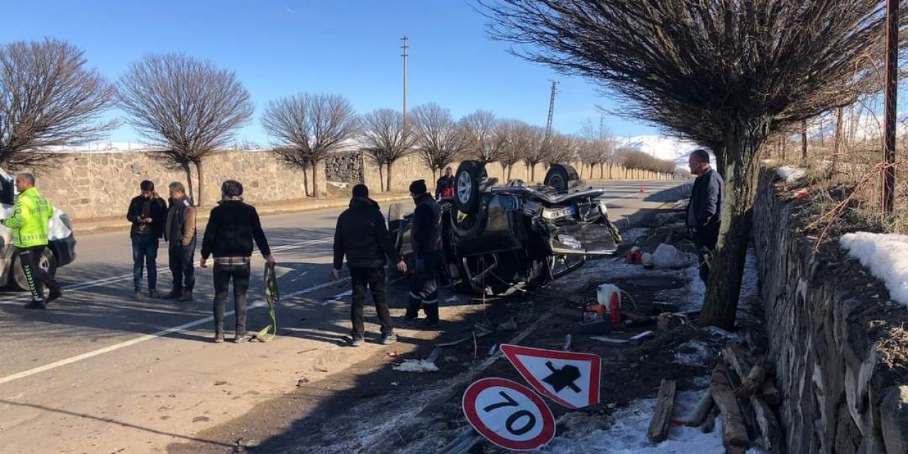 Elazığ  ağaca  çarpan hafif ticari araç ters döndü: 2 yaralı