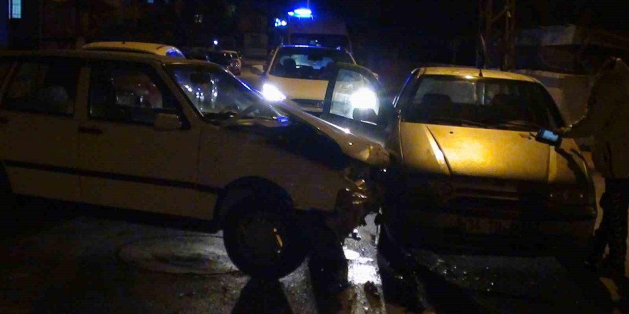 İki otomobil çarpıştı: 1 yaralı