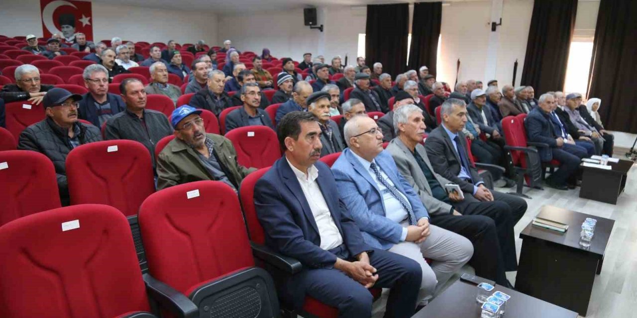 Çamelili üreticilere ağaç budama eğitimi verildi