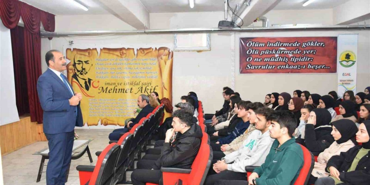 Gün, deprem sonrası eğitime başlayan lise son sınıf öğrencileriyle buluştu