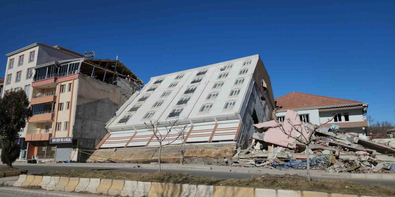 İbretlik binayı görenler fotoğraf çektirmeden geçmiyor