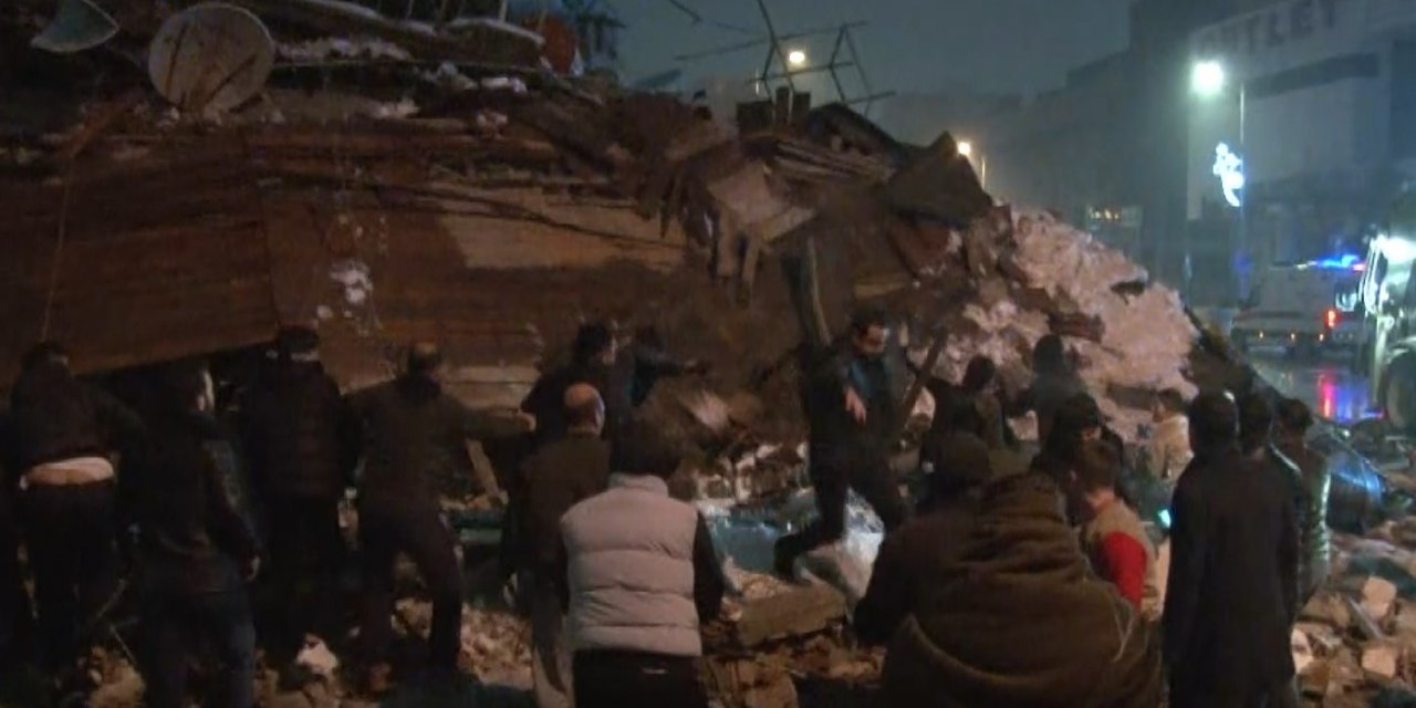 Kurtarmak isterken çatının altında kaldılar