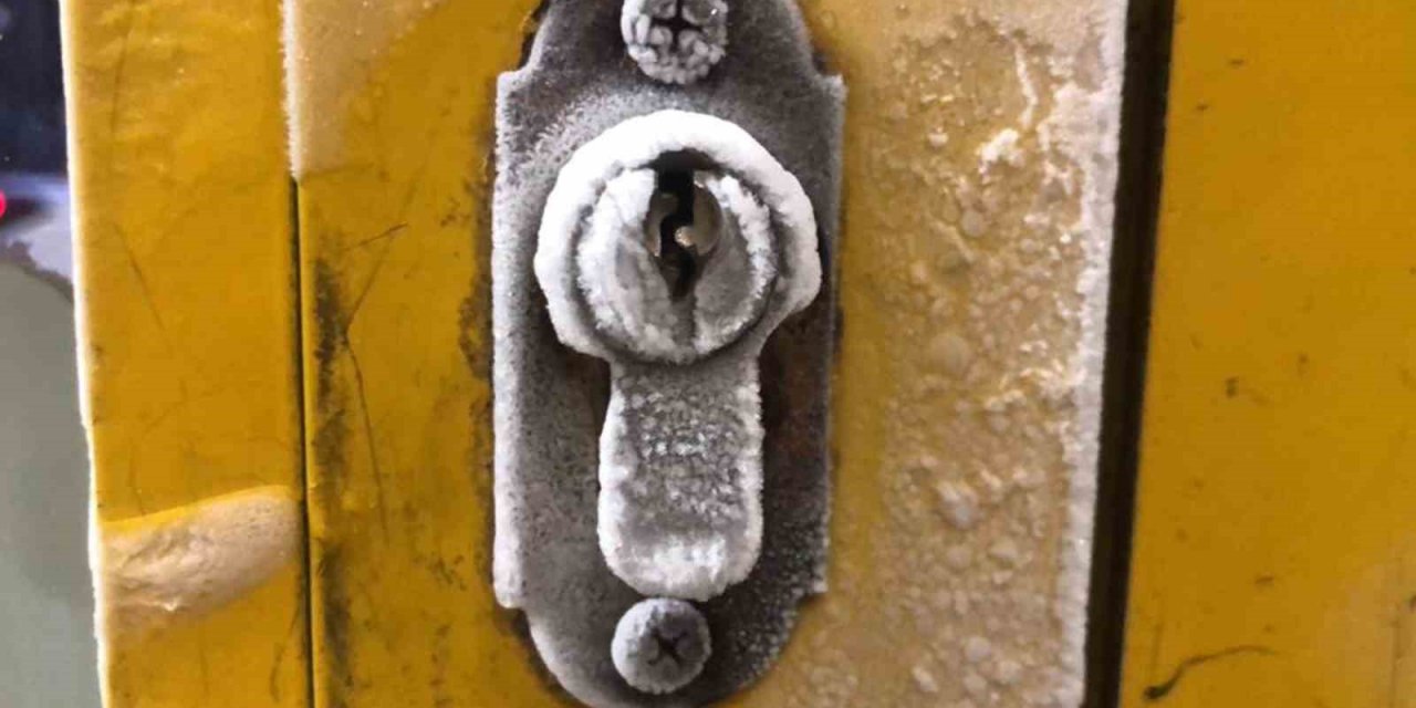 Kars eksi 22’yi gördü, her taraf buz tuttu