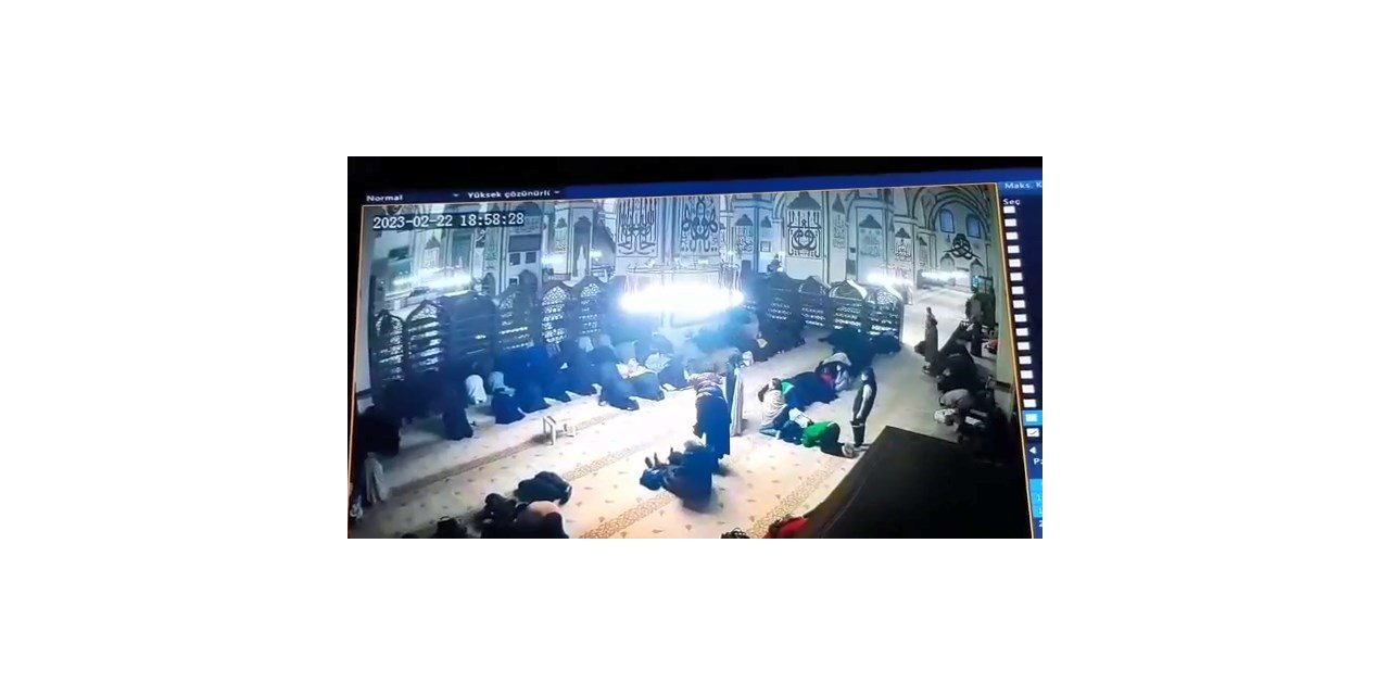 Tarihi Ulucami’de namaz kılar gibi yapıp telefonu böyle çaldı