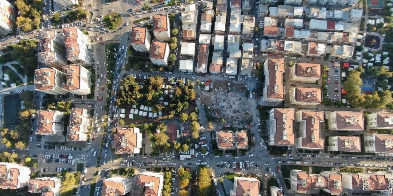 İzmir’de depremde ağır hasar alan binaların yıkımı tamamlandı