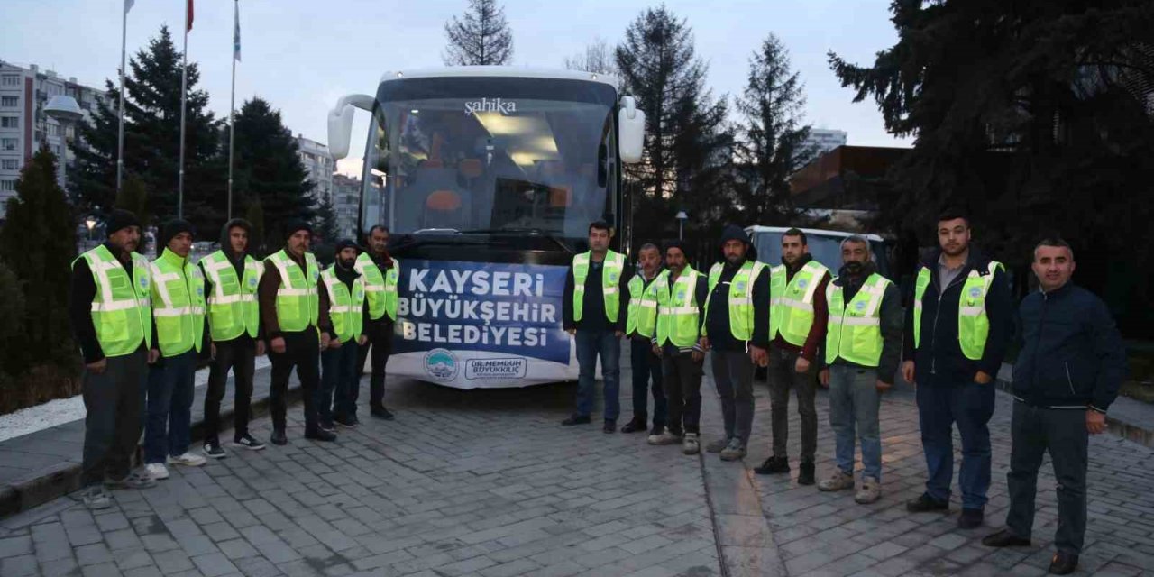 Büyükşehir’den deprem bölgesine sabahın ilk ışıklarında 14 kişilik ekip sevk edildi