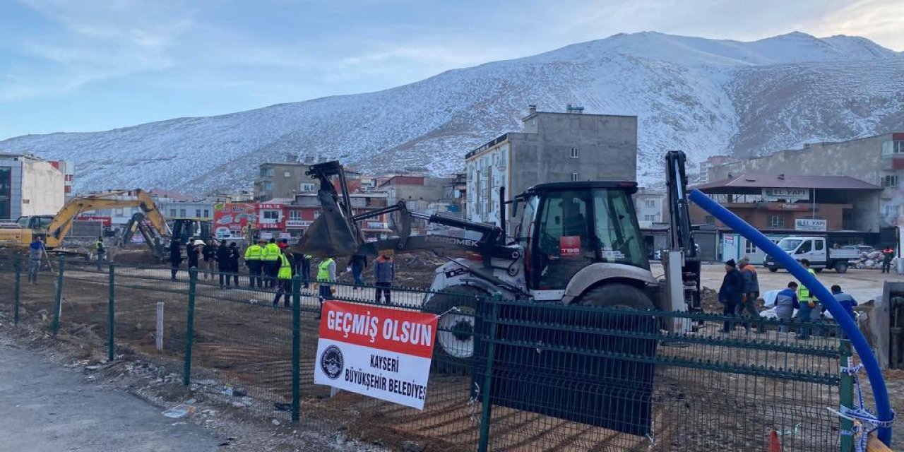 Kayseri Büyükşehir’in afet bölgesinde bir ilk olacak konteyner çarşı yapımı tüm hızıyla sürüyor