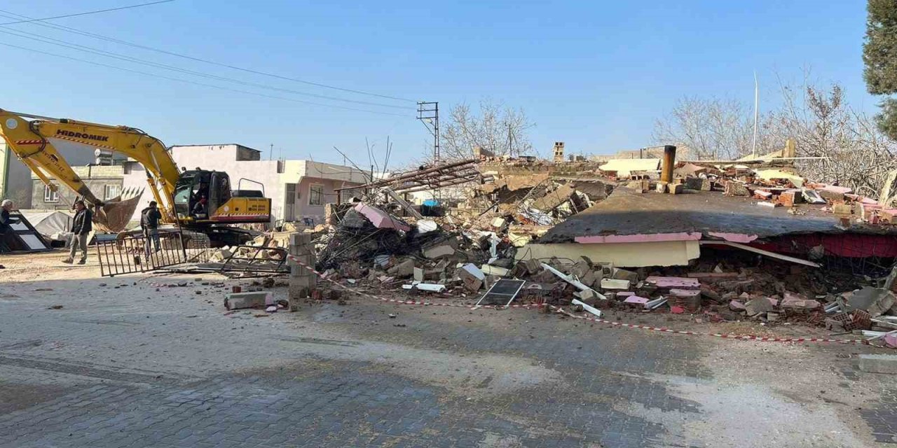 Araban’da acil ağır hasarlı binaların yıkımına başlandı