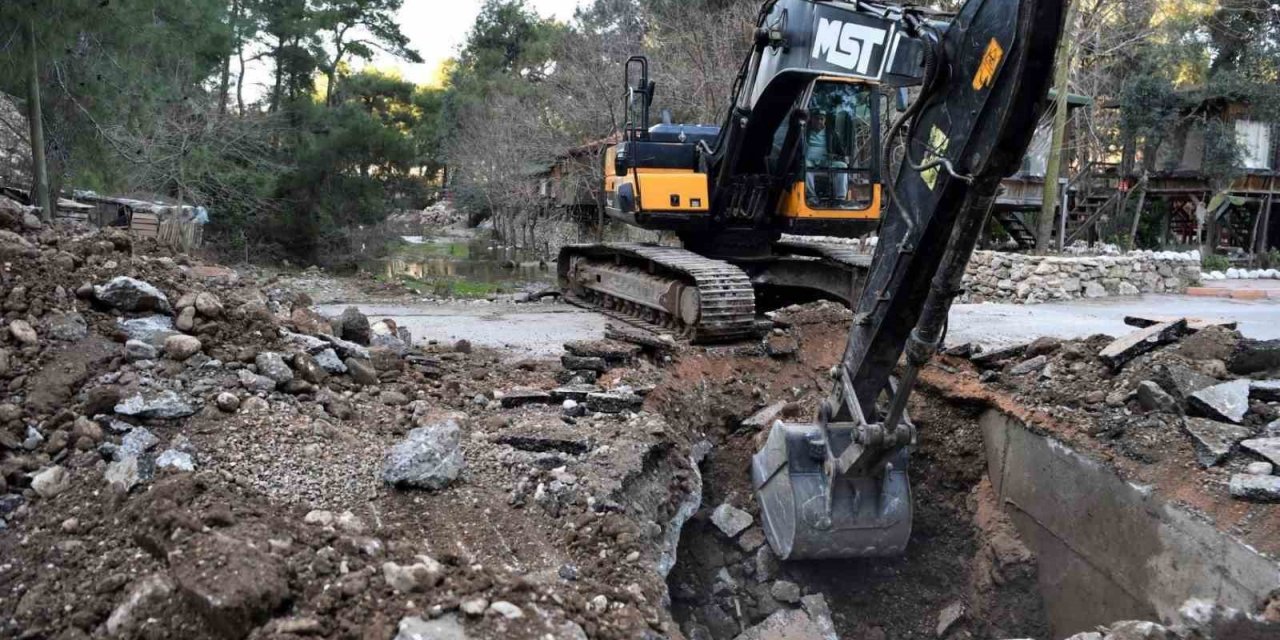 Konyaaltı’nda sel sularının yıktığı köprüler onarıldı