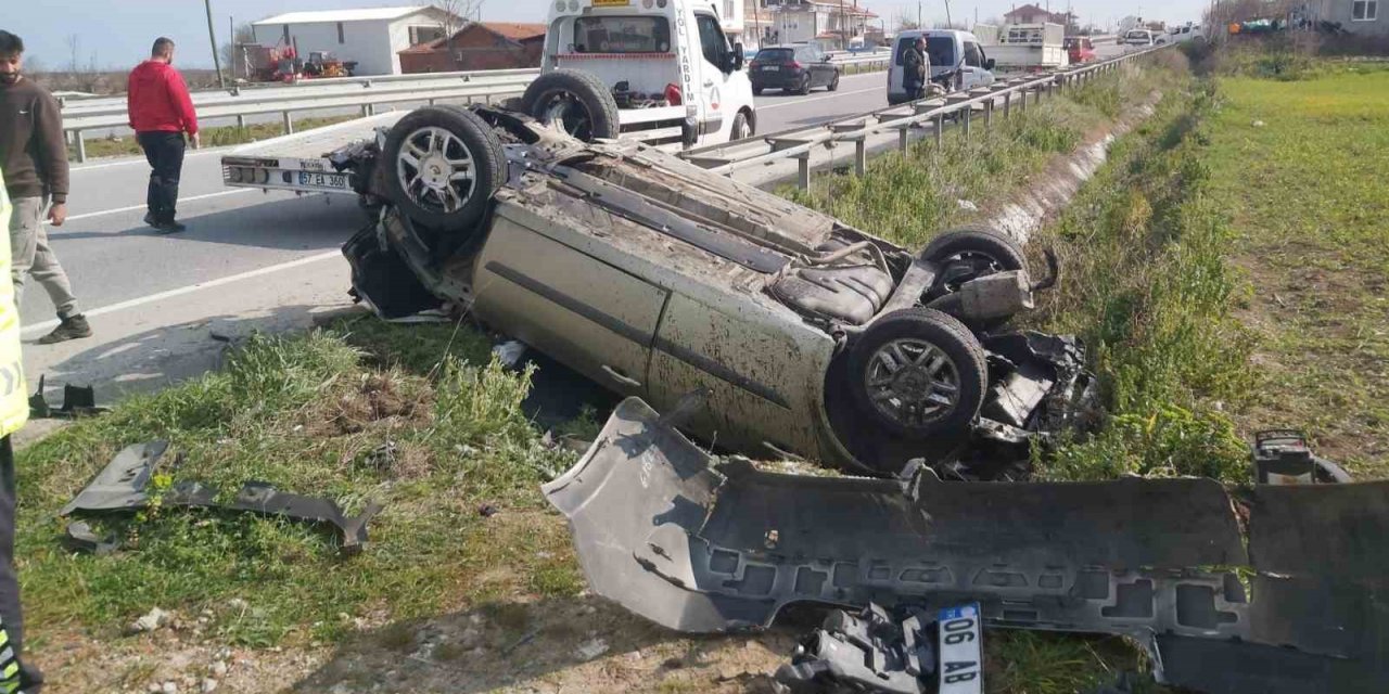 Lastiği patlayan otomobil takla attı: 2 yaralı