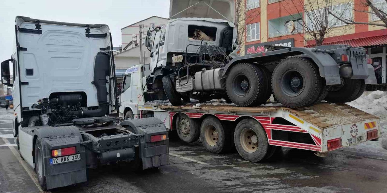 Deprem bölgesine giden yardım tırı, çöp kamyonuna çarptı: 1 yaralı