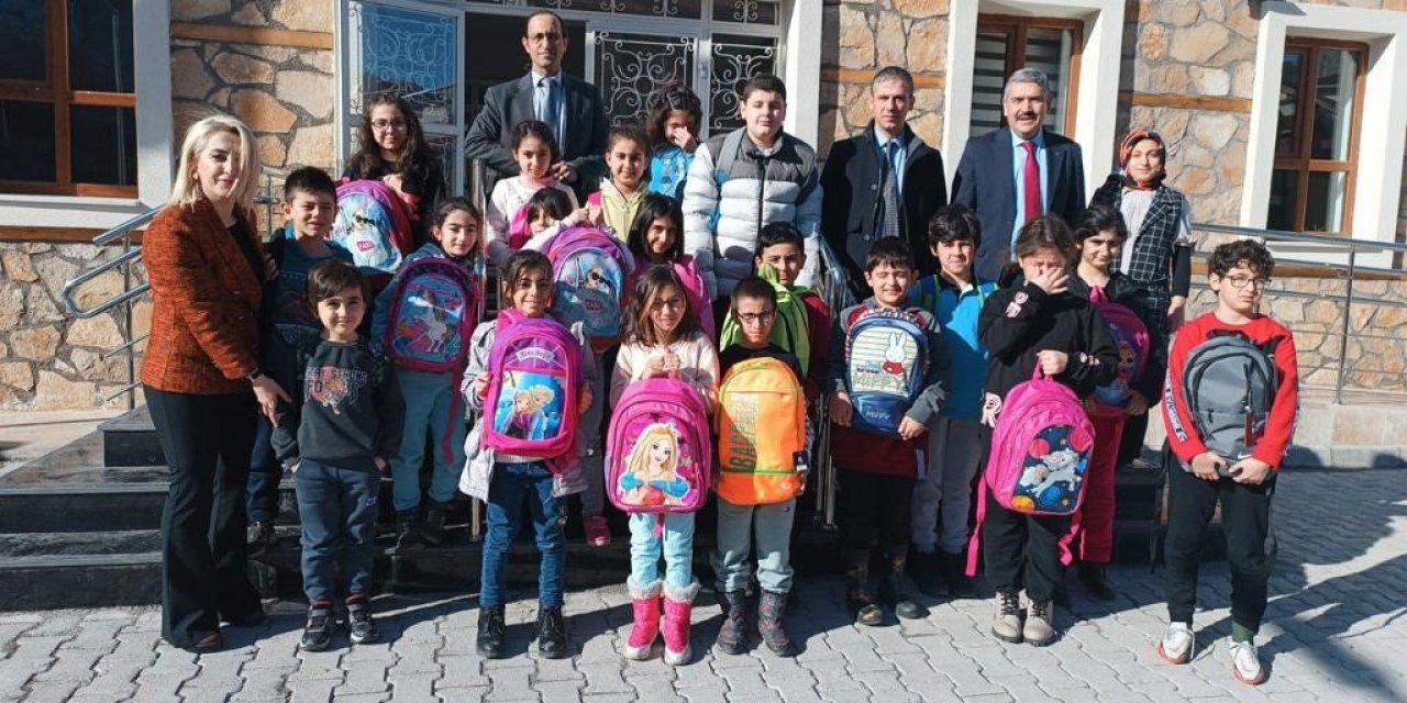 EYUDER’den depremzede öğrencilere kırtasiye yardımı