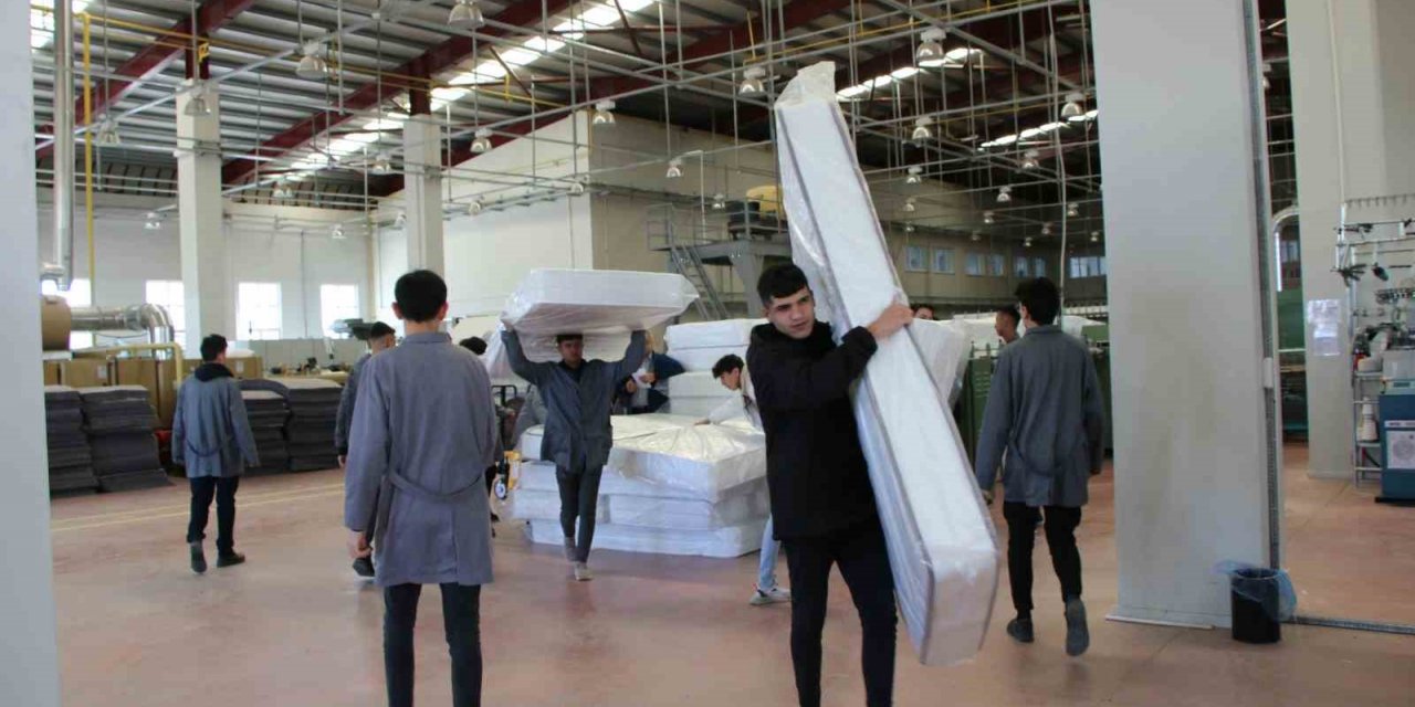Türkiye’de ilk defa yatak üreten meslek lisesi depremzedelere yatak üretiyor