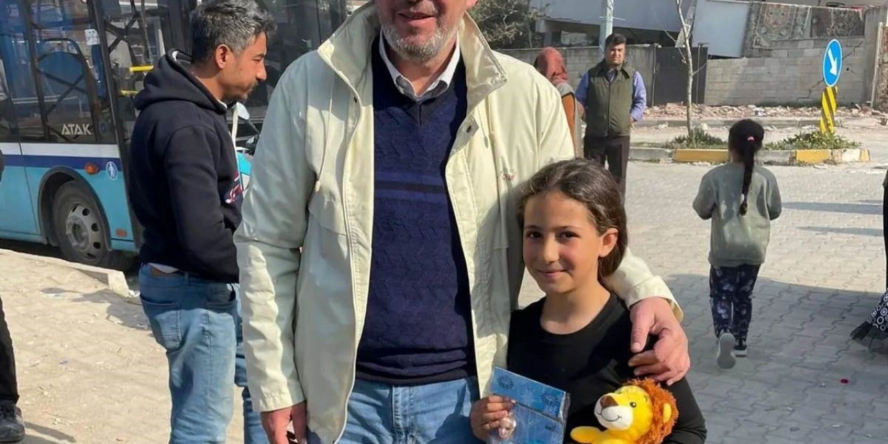 AK Parti çadır kentlerdeki çocukları sevindiriyor