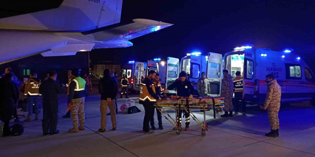 Adana’dan 6 yaralı depremzede daha İstanbul’a getirildi