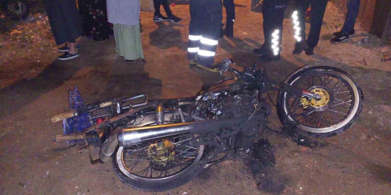 Babasına kızıp motosikletini ateşe verdi
