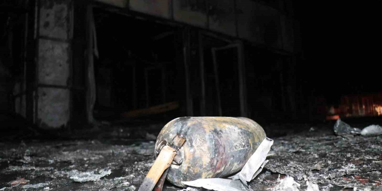 Akaryakıt istasyonu alev alev yandı, ekipler söndürmek için seferber oldu