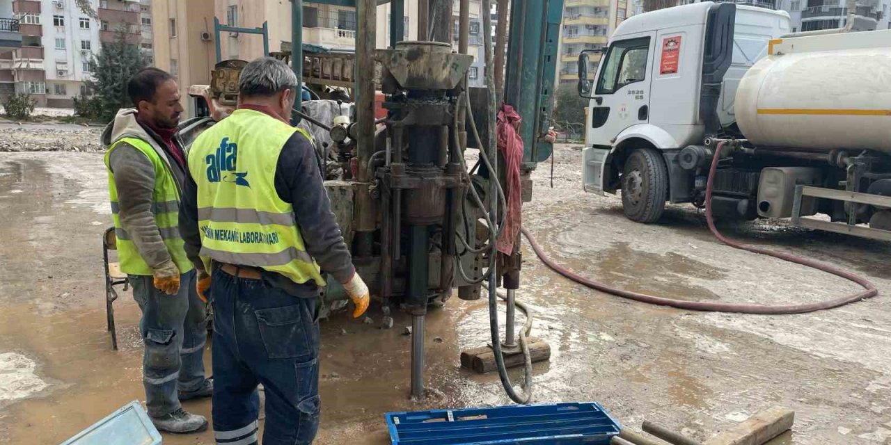 Adana’da yıkılan 11 binanın zemininden örnekler alınıyor