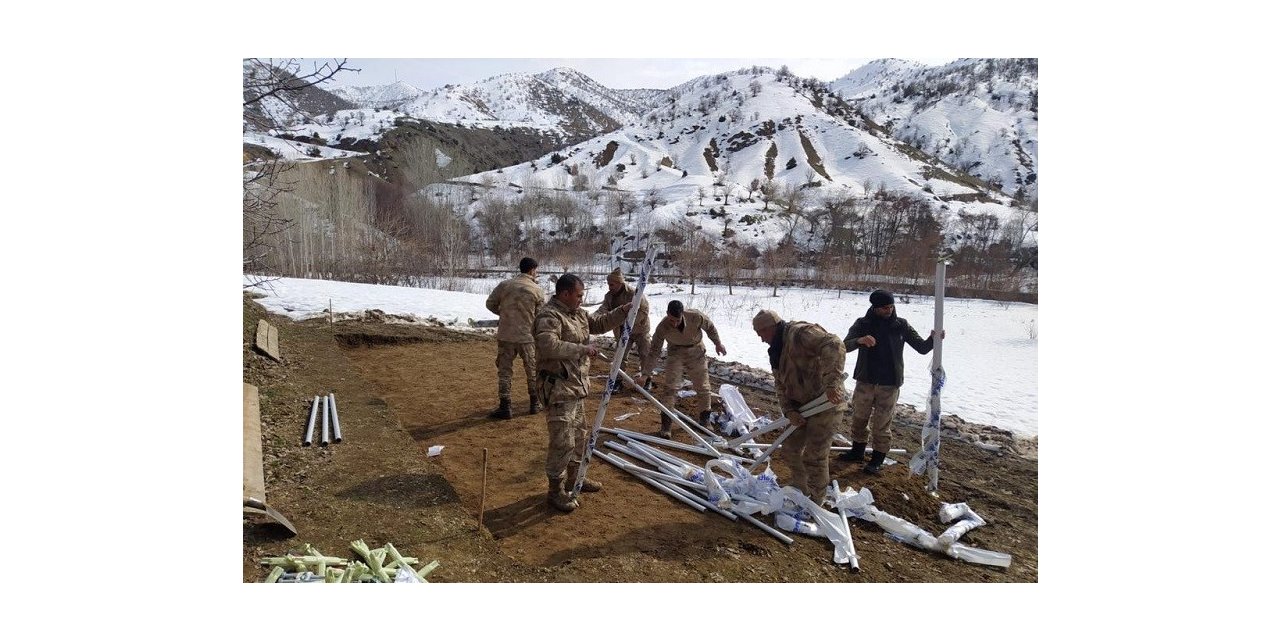 Genç’te evleri hasar gören vatandaşlar için çadır kuruldu