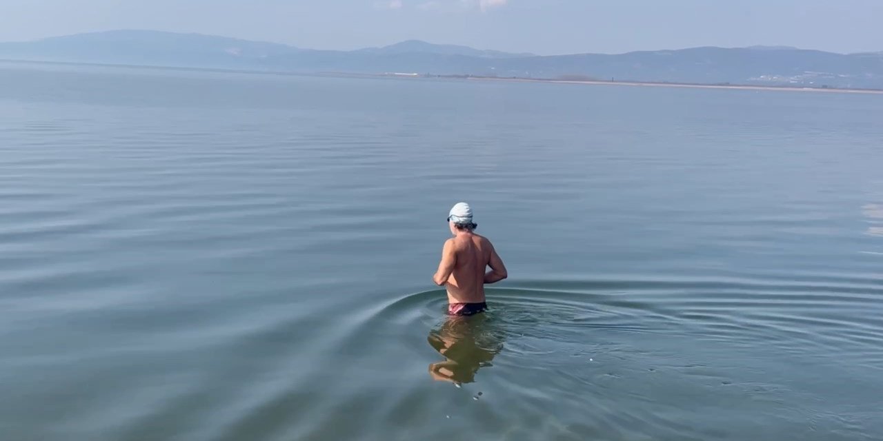 Kış soğuğuna aldırmadan İznik Gölü’ne girdiler