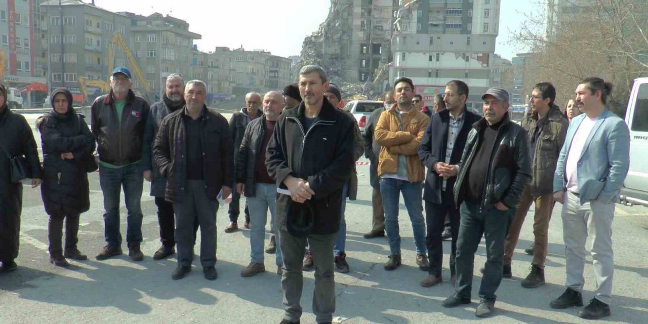 Yıkılan binanın sakinleri yardım bekliyor