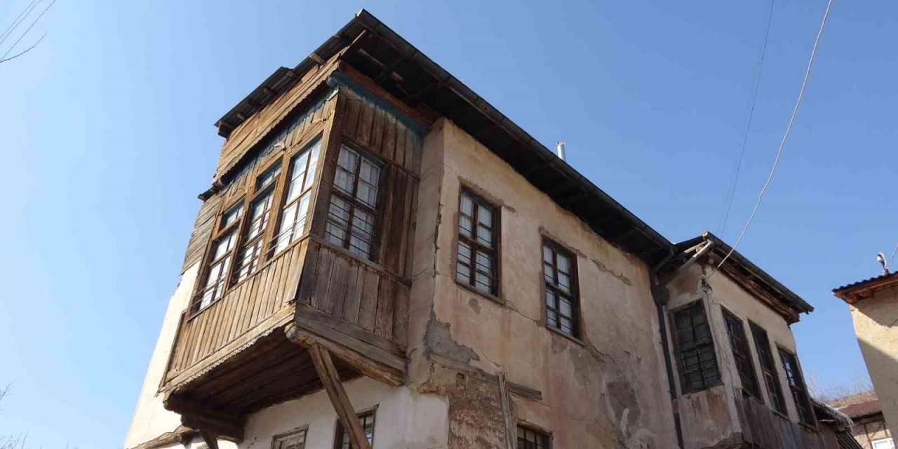 Elazığ’da 450 yılık tarihi konaklar depreme direniyor