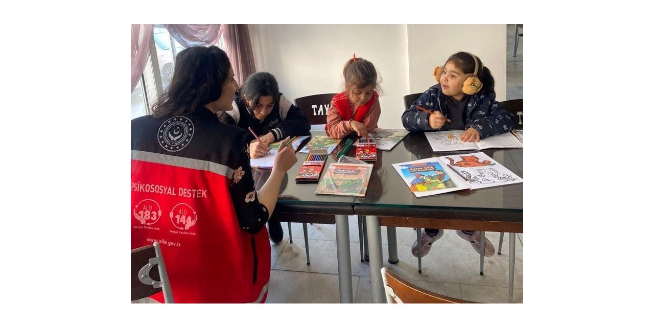 Kırmızı Yelekliler, depremzedeleri yalnız bırakmıyor