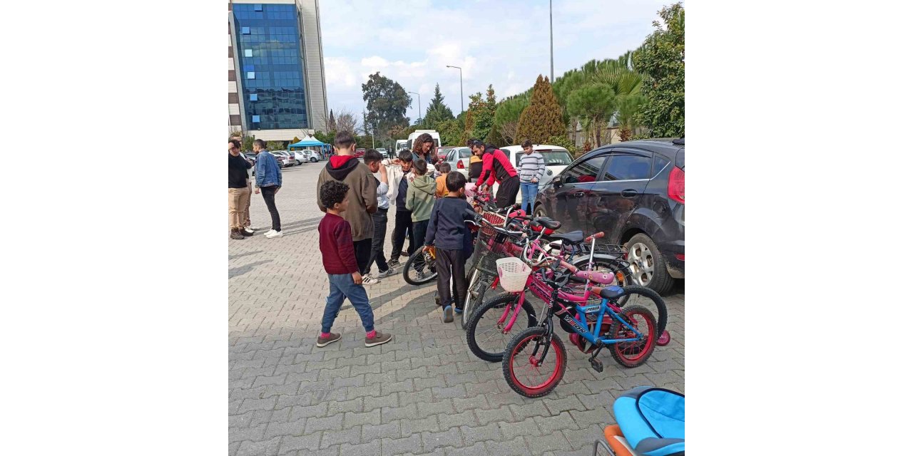 Depremzede çocukların yüzünü güldürdüler