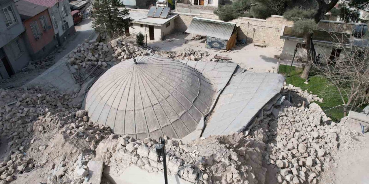 Fransız top mermisinin yıkmadığı cami depremde yıkıldı