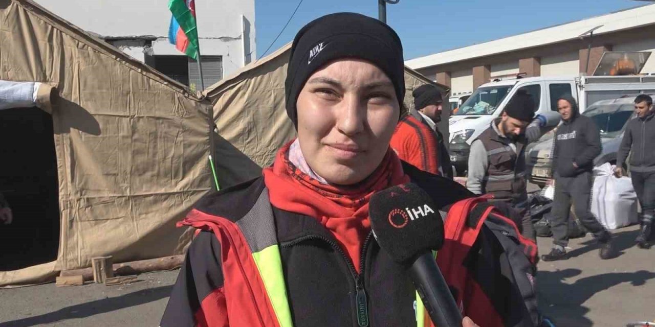 İtfaiyeci kadınlar enkazda iş başında