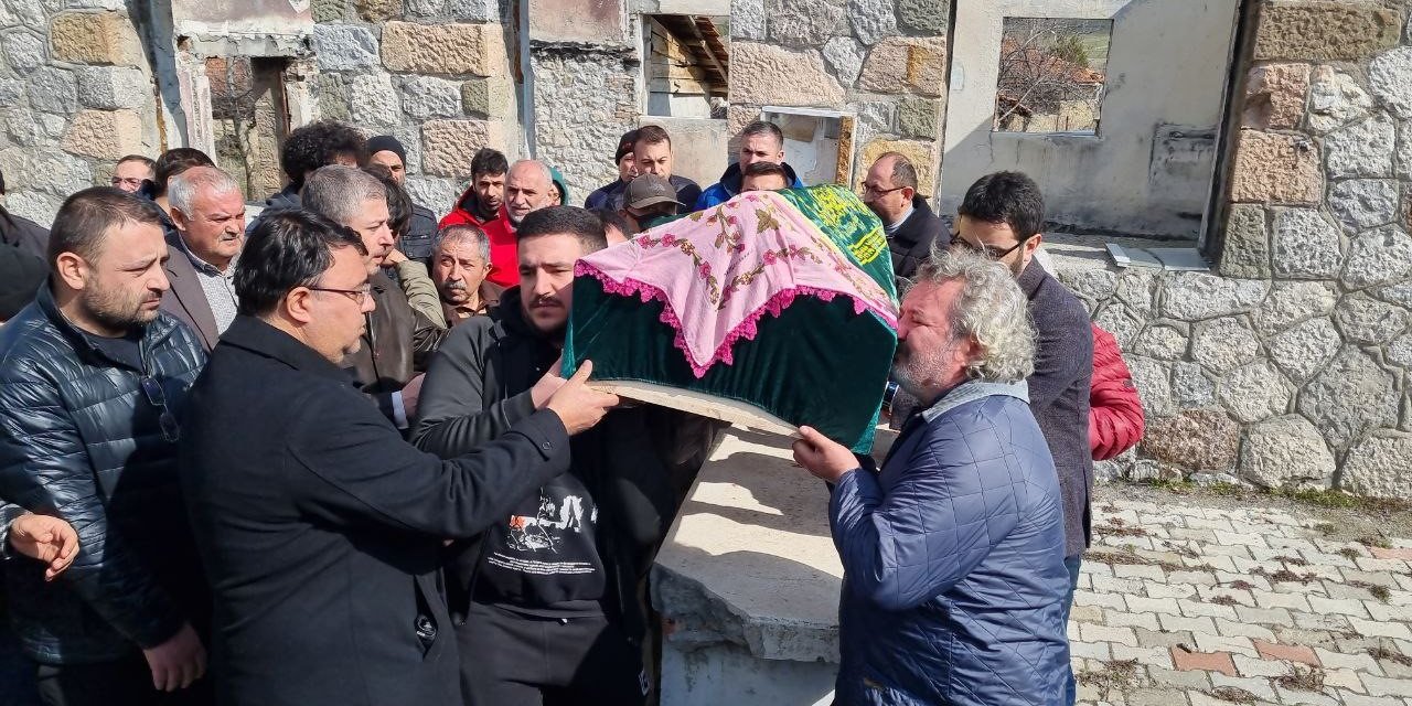 Ünlü yönetmenden annesine son öpücük