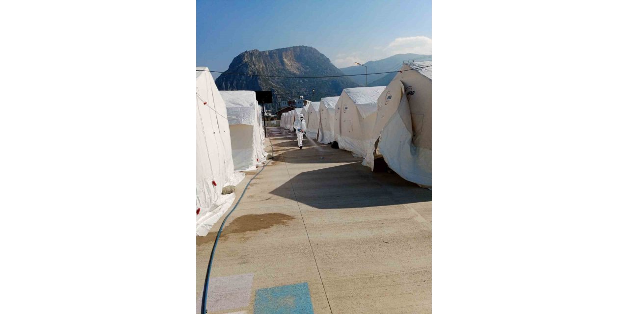 Deprem bölgesi hastalık ve haşere oluşumuna karşı ilaçlanıyor