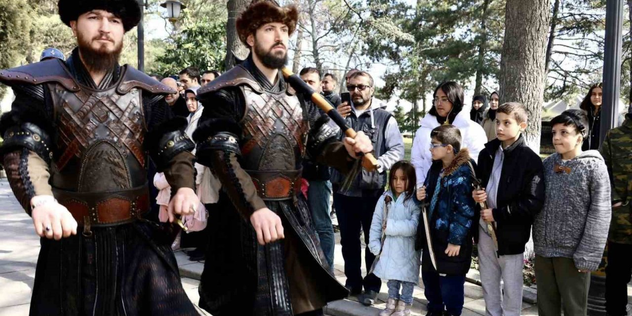 Depremzedeler Ertuğrul Gazi Türbesi’nde saygı nöbetini izledi