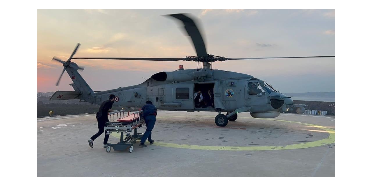 Yaralı depremzede askeri helikopterle hastaneye nakledildi