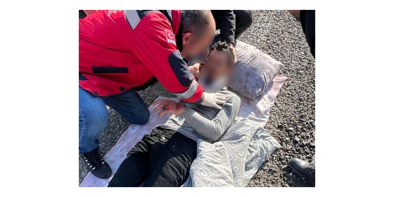 Ağrı’da lastiği patlayan tır devrildi: 2 yaralı