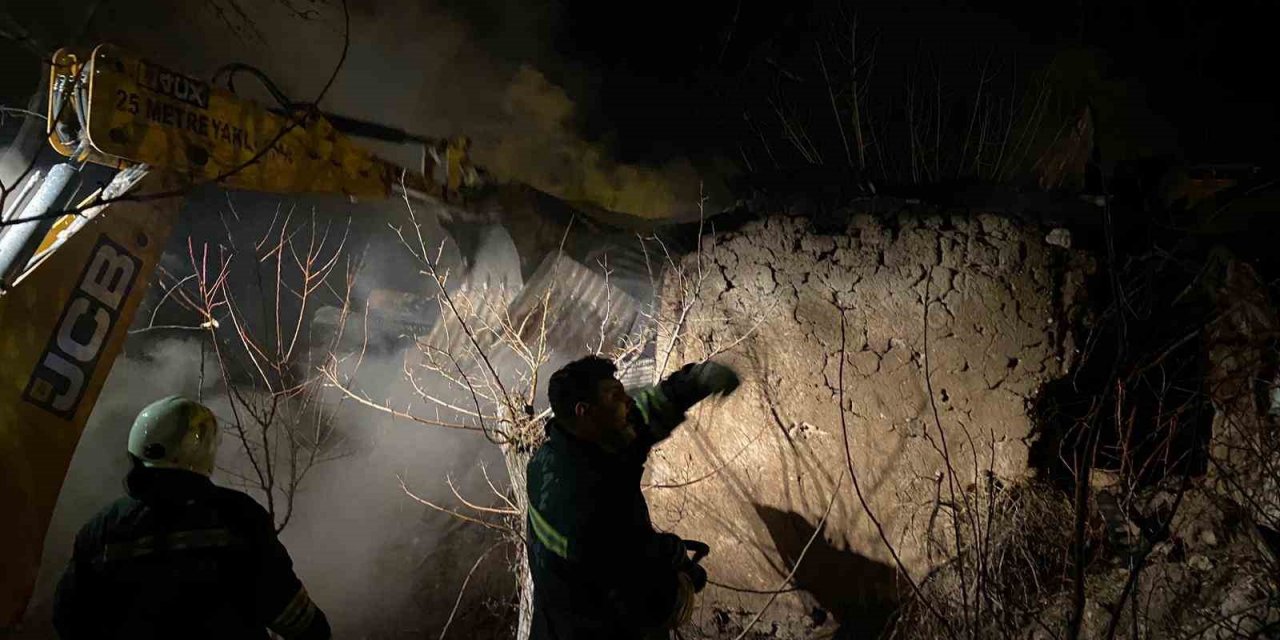 Odunlukta çıkan yangın itfaiye ekiplerince söndürüldü