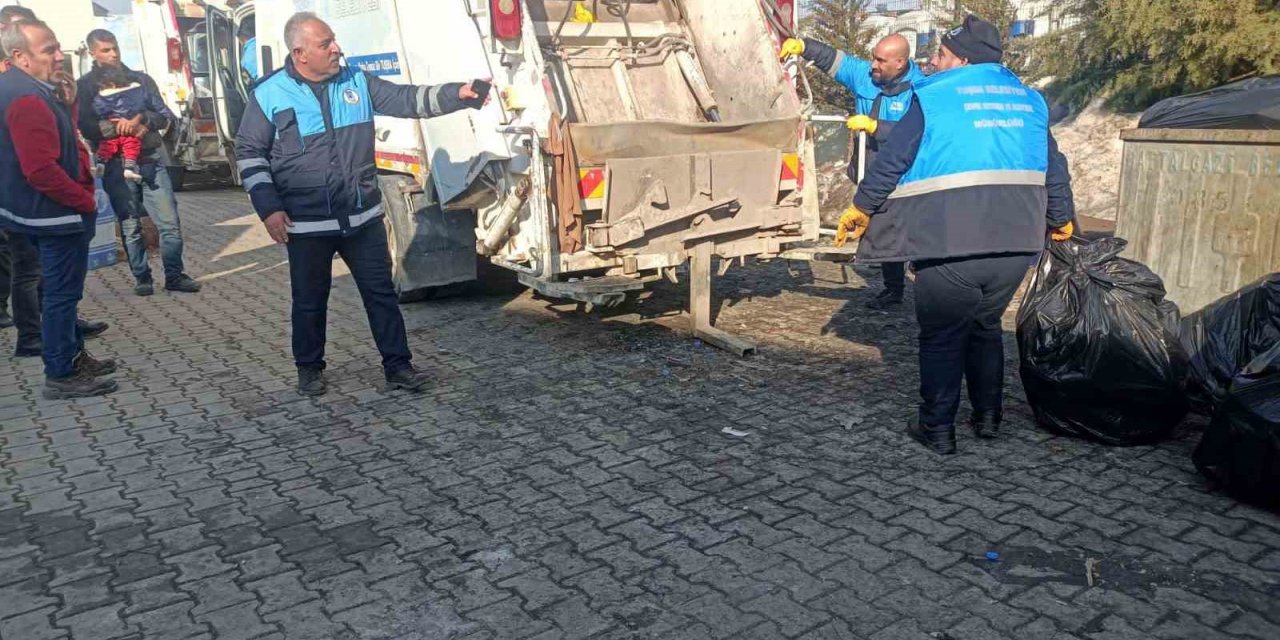 Tuşba Belediyesi deprem bölgesinde temizlik çalışması yapıyor