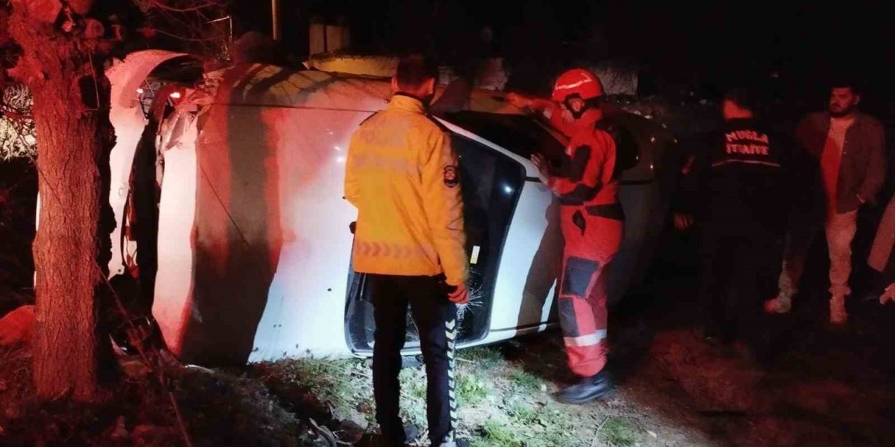 Araçta sıkışan vatandaşı İtfaiye ekipleri kurtardı