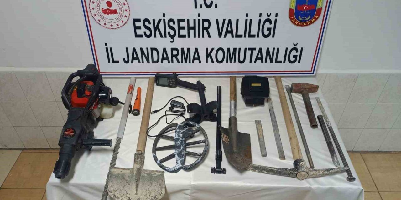 Sit alanında izinsiz kazı yapan şahıslar jandarma tarafından suçüstü yakalandı