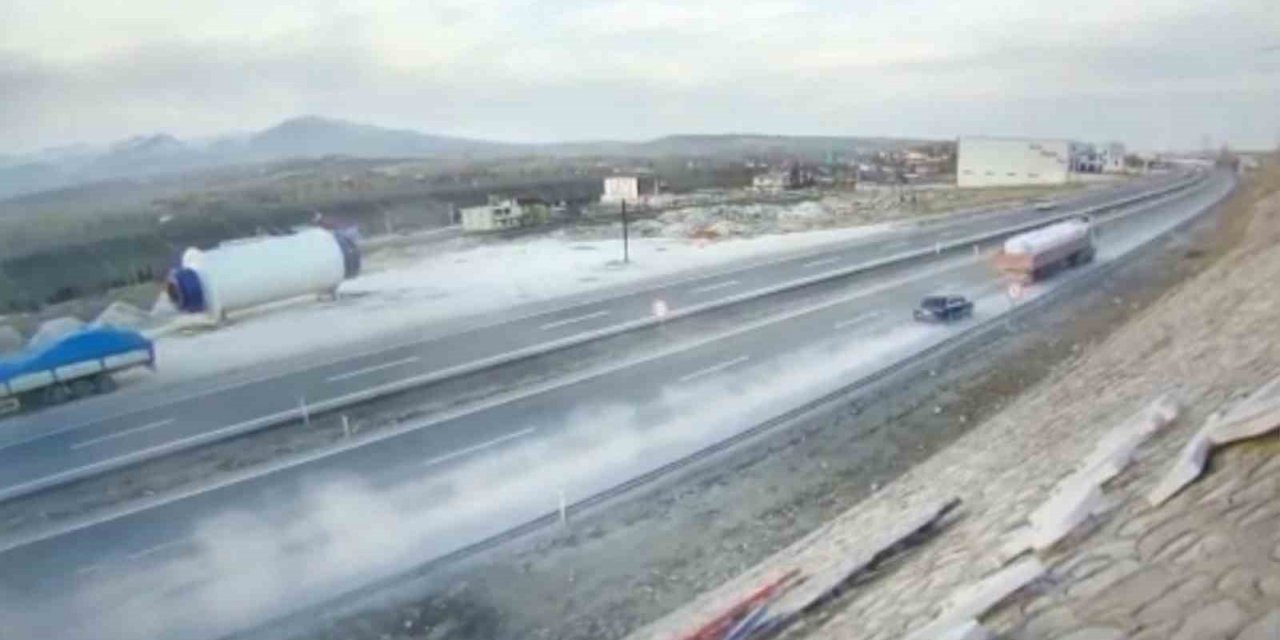 Otomobilin tıra arkadan çarptığı kazada 1 kişi hayatını kaybetti