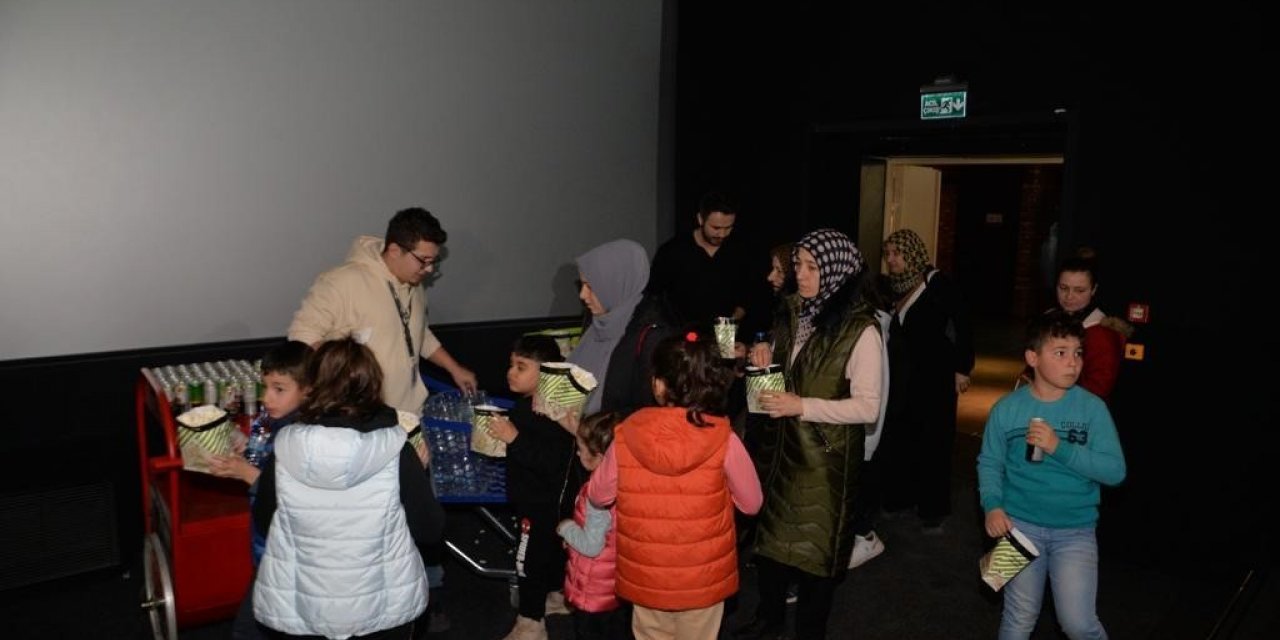 Depremden etkilenen çocuklara sinema keyfi