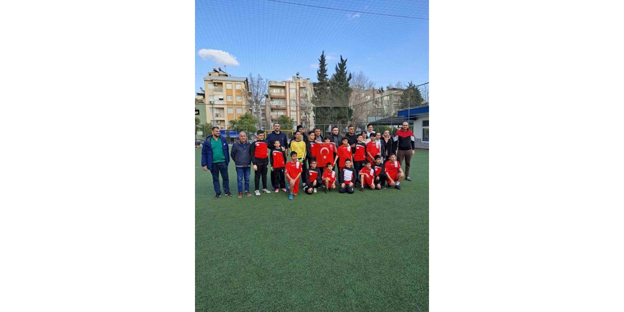 Depremzede çocuklar, halı saha turnuvasında moral buldu