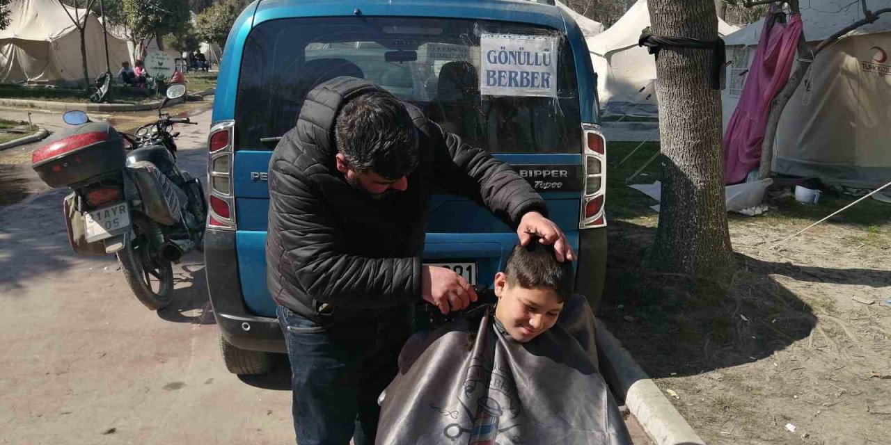 Berberden örnek davranış: İstanbul’daki dükkanını kapatıp hizmet için deprem bölgesine geldi