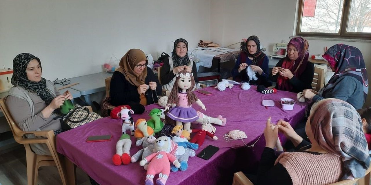 Gönüllü kursiyerler depremzede çocuklar için oyuncak yapıyor