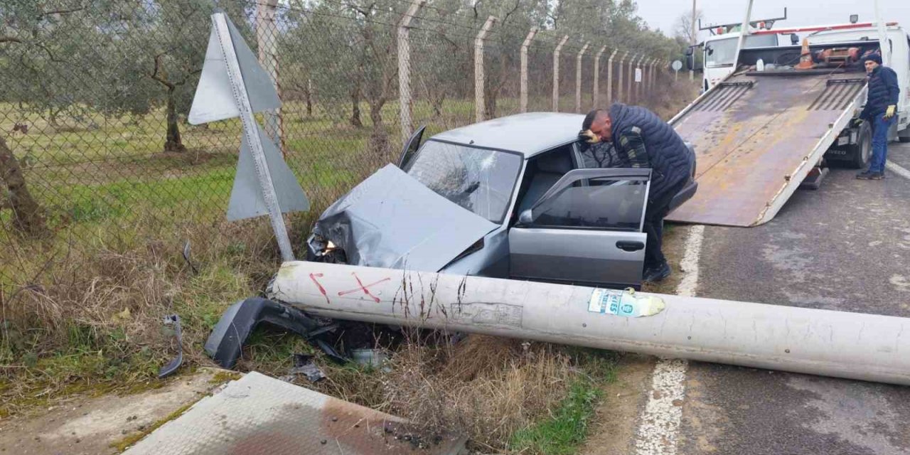 Otomobil elektrik direğine çarptı