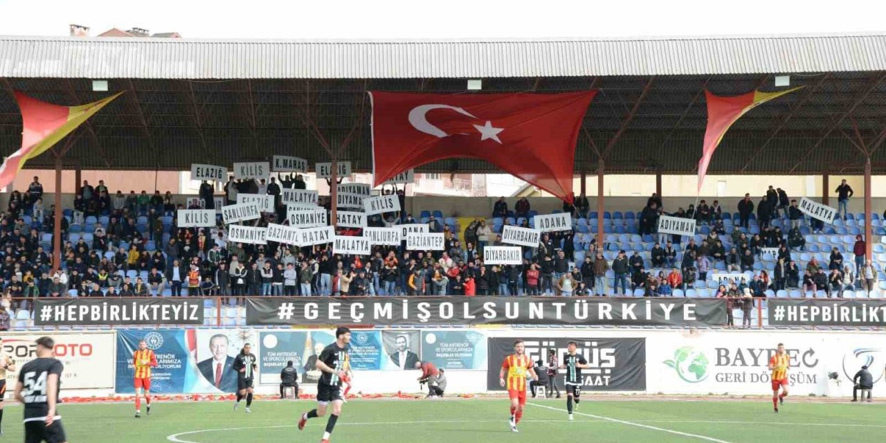 Depremzedeler yararına oynanan dostluk maçında 700 bin TL hasılat elde edildi